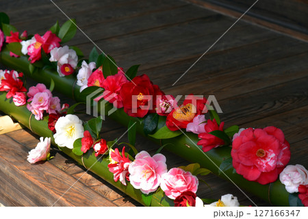 竹の花器の椿の花 127166347