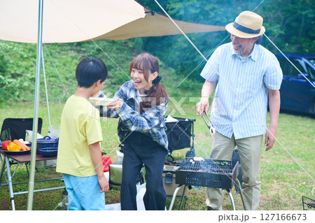 3世代　キャンプ　アウトドア　バーベキュー　BBQ　家族　同僚　仲間 127166673