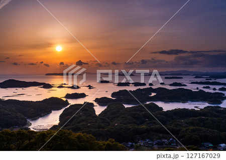 《長崎県》九十九島・佐世保湾に浮かぶ島々の夕暮れ 127167029