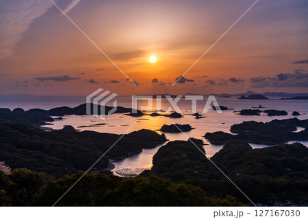 《長崎県》九十九島・佐世保湾に浮かぶ島々の夕暮れ 《長崎県》九十九島・佐世保湾に浮かぶ島々の夕暮れ 127167030