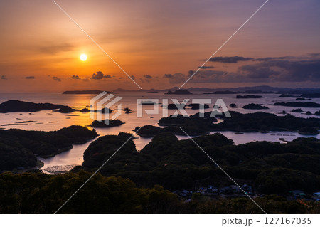 《長崎県》九十九島・佐世保湾に浮かぶ島々の夕暮れ 127167035