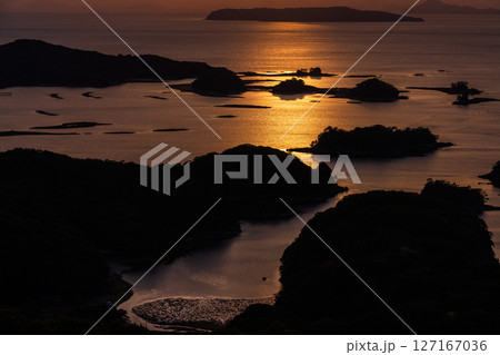 《長崎県》九十九島・佐世保湾に浮かぶ島々の夕暮れ 127167036