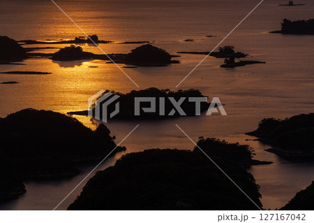 《長崎県》九十九島・佐世保湾に浮かぶ島々の夕暮れ 《長崎県》九十九島・佐世保湾に浮かぶ島々の夕暮れ 127167042