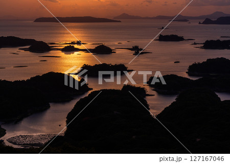 《長崎県》九十九島・佐世保湾に浮かぶ島々の夕暮れ 127167046