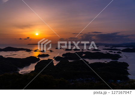 《長崎県》九十九島・佐世保湾に浮かぶ島々の夕暮れ 127167047