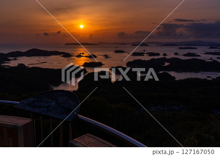 《長崎県》九十九島・佐世保湾に浮かぶ島々の夕暮れ 《長崎県》九十九島・佐世保湾に浮かぶ島々の夕暮れ 127167050