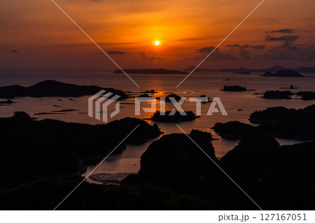 《長崎県》九十九島・佐世保湾に浮かぶ島々の夕暮れ 127167051