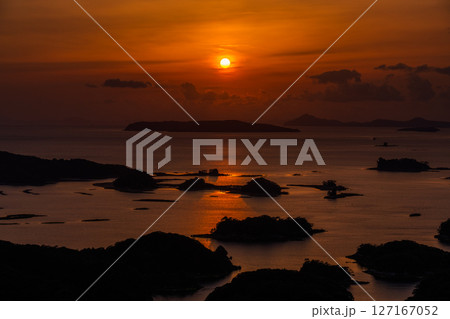《長崎県》九十九島・佐世保湾に浮かぶ島々の夕暮れ 127167052