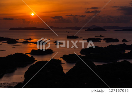 《長崎県》九十九島・佐世保湾に浮かぶ島々の夕暮れ 127167053