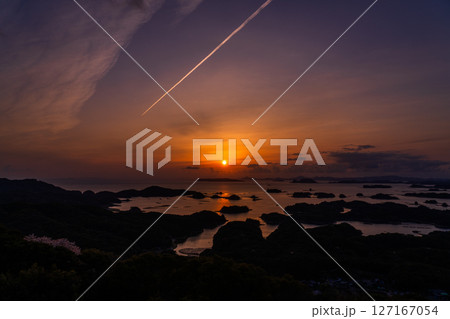 《長崎県》九十九島・佐世保湾に浮かぶ島々の夕暮れ 127167054
