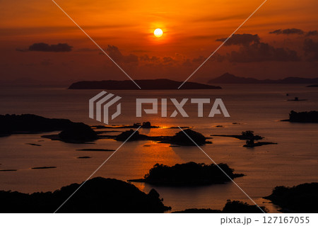《長崎県》九十九島・佐世保湾に浮かぶ島々の夕暮れ 127167055