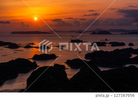 《長崎県》九十九島・佐世保湾に浮かぶ島々の夕暮れ 127167056