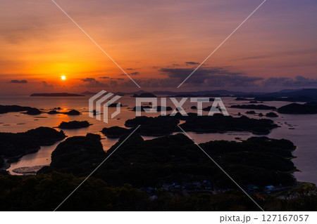 《長崎県》九十九島・佐世保湾に浮かぶ島々の夕暮れ 127167057