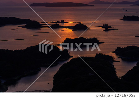 《長崎県》九十九島・佐世保湾に浮かぶ島々の夕暮れ 127167058