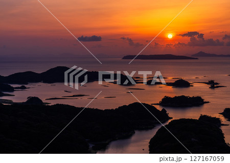 《長崎県》九十九島・佐世保湾に浮かぶ島々の夕暮れ 127167059