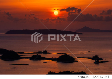 《長崎県》九十九島・佐世保湾に浮かぶ島々の夕暮れ 127167061