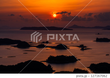 《長崎県》九十九島・佐世保湾に浮かぶ島々の夕暮れ 127167062