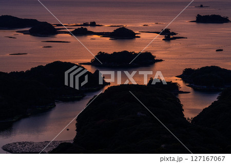 《長崎県》九十九島・佐世保湾に浮かぶ島々の夕暮れ 127167067