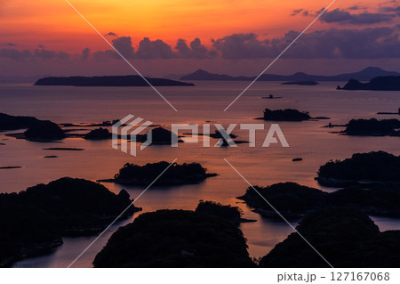 《長崎県》九十九島・佐世保湾に浮かぶ島々の夕暮れ 《長崎県》九十九島・佐世保湾に浮かぶ島々の夕暮れ 127167068