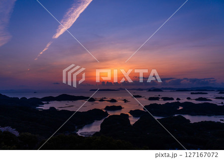 《長崎県》九十九島・佐世保湾に浮かぶ島々の夕暮れ 《長崎県》九十九島・佐世保湾に浮かぶ島々の夕暮れ 127167072