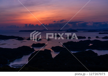 《長崎県》九十九島・佐世保湾に浮かぶ島々の夕暮れ 127167073