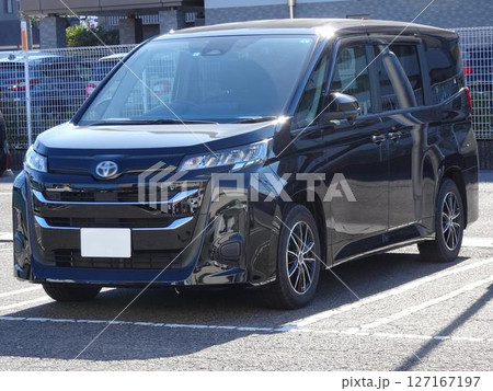 駐車場に並ぶ乗用車(トヨタ・ノア 4代目) 127167197