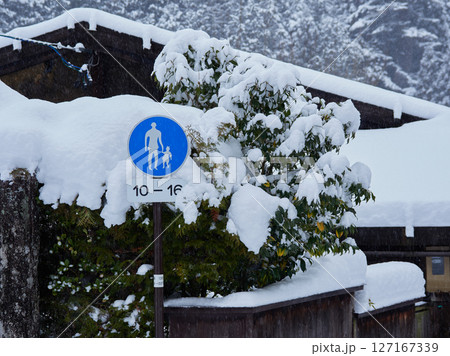 観光名所中山道の妻籠宿の古い町並みの雪景色と道路の通行人のマーク 127167339