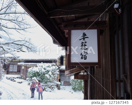 観光名所中山道の妻籠宿の古い町並みの雪景色 127167345