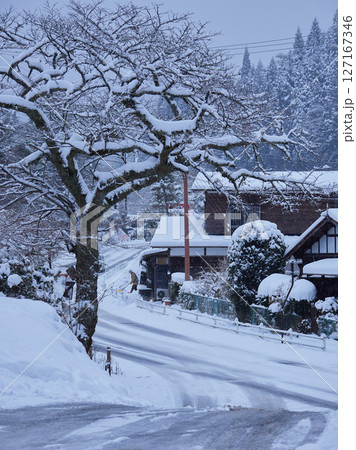 観光名所中山道の妻籠宿の古い町並みの雪景色 観光名所中山道の妻籠宿の古い町並みの雪景色 127167346
