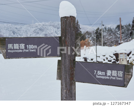 観光名所中山道の馬籠宿の展望台の雪景色 観光名所中山道の馬籠宿の展望台の雪景色 127167347