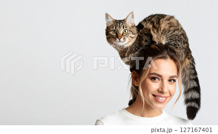 頭の上に猫を乗せる女性（AI生成画像） 127167401