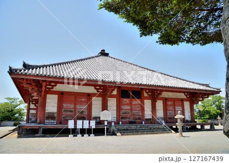 兵庫県小野市にある国宝、浄土寺です。大仏様という建築様式で堂内には阿弥陀三尊像があります。 127167439