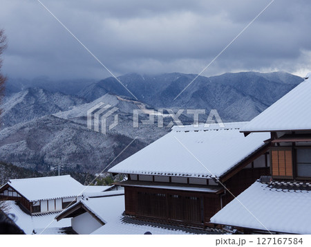 冬の中山道の観光名所馬籠宿の古い町並みの雪景色 127167584