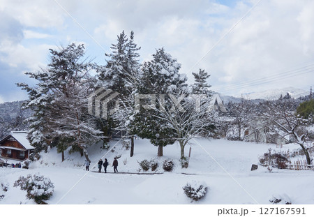 冬の中山道の観光名所馬籠宿の展望台から見た雪景色 127167591