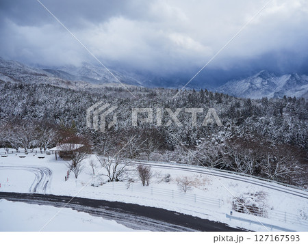 冬の中山道の観光名所馬籠宿の展望台から見た恵那山の雪景色 冬の中山道の観光名所馬籠宿の展望台から見た恵那山の雪景色 127167593