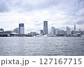 横浜みなとみらいとランドマークタワーの風景1 127167715