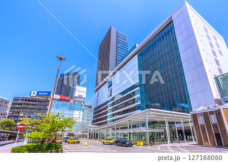 日本の横浜都市景観 横浜駅やタワーマンションなどを望む 日本の横浜都市景観 横浜駅やタワーマンションなどを望む 127168080