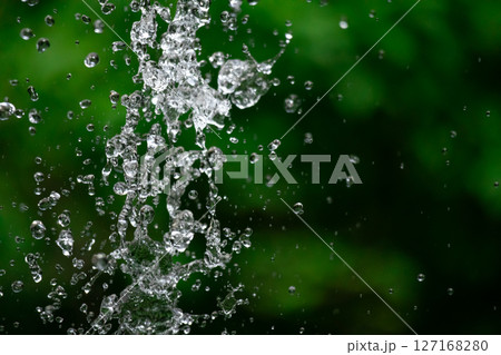 ダークグリーンと水しぶき ダークグリーンと水しぶき 127168280