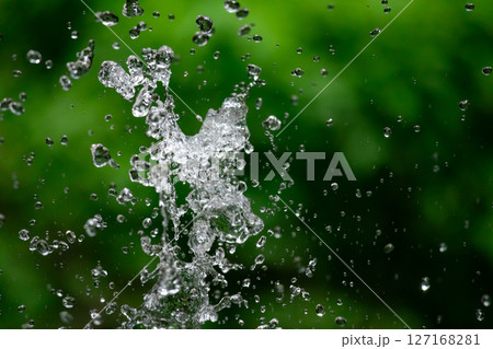 ダークグリーンと水しぶき ダークグリーンと水しぶき 127168281