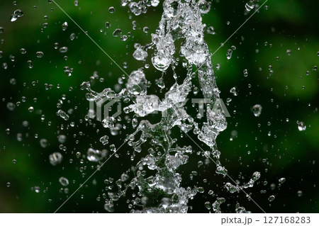 ダークグリーンと水しぶき ダークグリーンと水しぶき 127168283