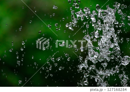 ダークグリーンと水しぶき ダークグリーンと水しぶき 127168284