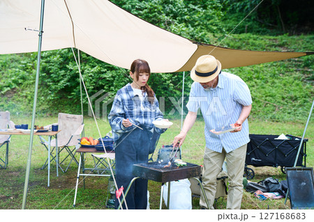 シニア　キャンプ　アウトドア　バーベキュー　BBQ　家族　同僚　仲間 127168683