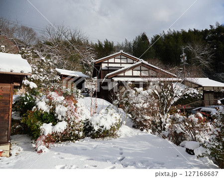 冬の中山道の観光名所妻籠宿の古い町並みの雪景色 冬の中山道の観光名所妻籠宿の古い町並みの雪景色 127168687