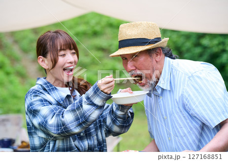 シニア キャンプ アウトドア バーベキュー BBQ 家族 同僚 仲間 シニア キャンプ アウトドア バーベキュー BBQ 家族 同僚 仲間 127168851