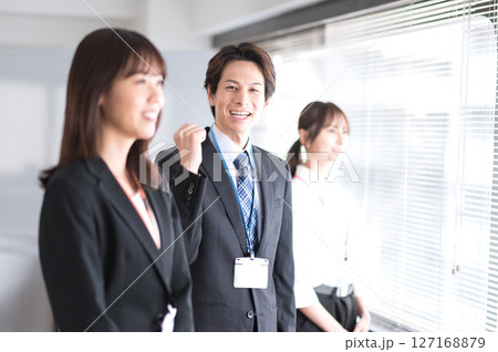 ガッツポーズする若いスーツ姿の男性 127168879