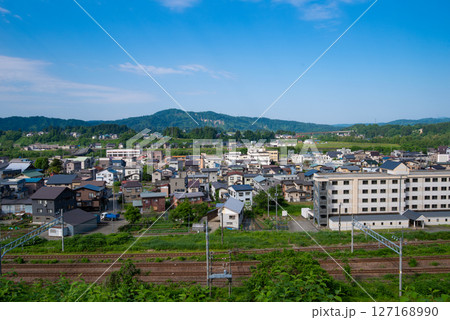 青空が広がる住宅街（新潟県長岡市川口） 127168990