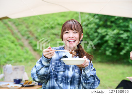 シニア　キャンプ　アウトドア　バーベキュー　BBQ　家族　同僚　仲間 127168996