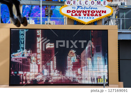 ラスベガス フリーモント ストリート に設置されている往年のこのストリートの情景を映し出すモニター ラスベガス フリーモント ストリート に設置されている往年のこのストリートの情景を映し出すモニター 127169091