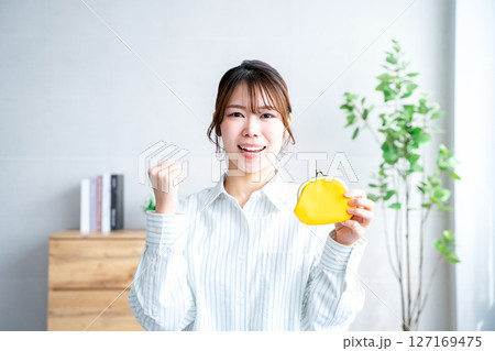 財布を持つ女性 127169475