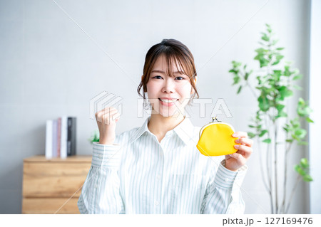 財布を持つ女性 財布を持つ女性 127169476